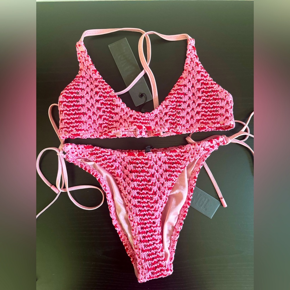 Brand new Triangl stunning pink bikini (top in xxs) (bottoms in xs)